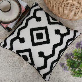 coussin noir et blanc