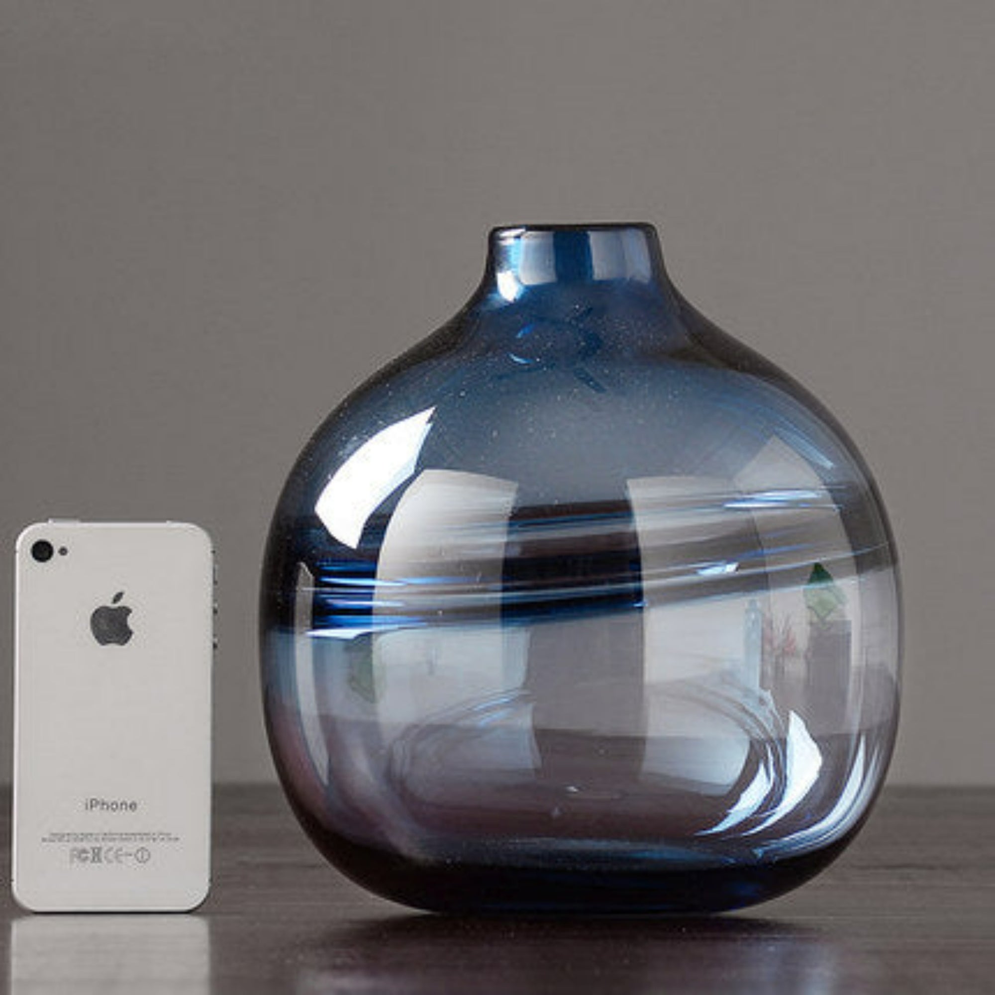 vase en verre bleu