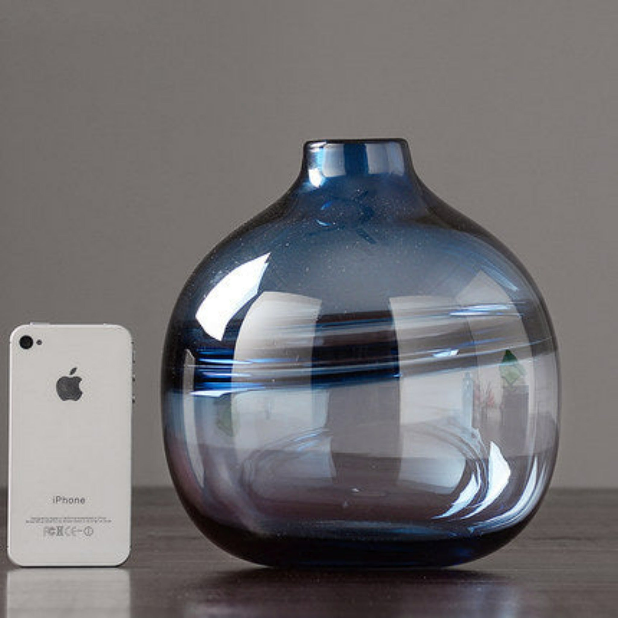 vase en verre bleu