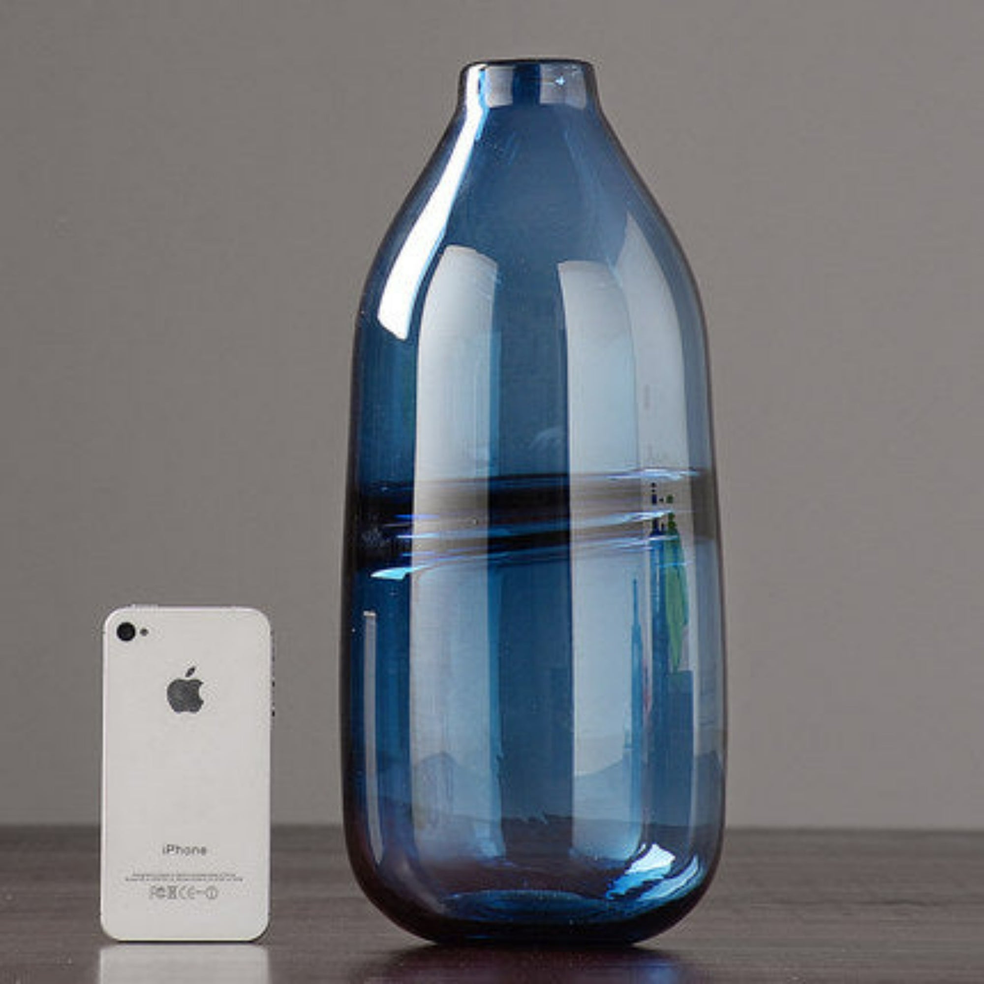 vase en verre bleu