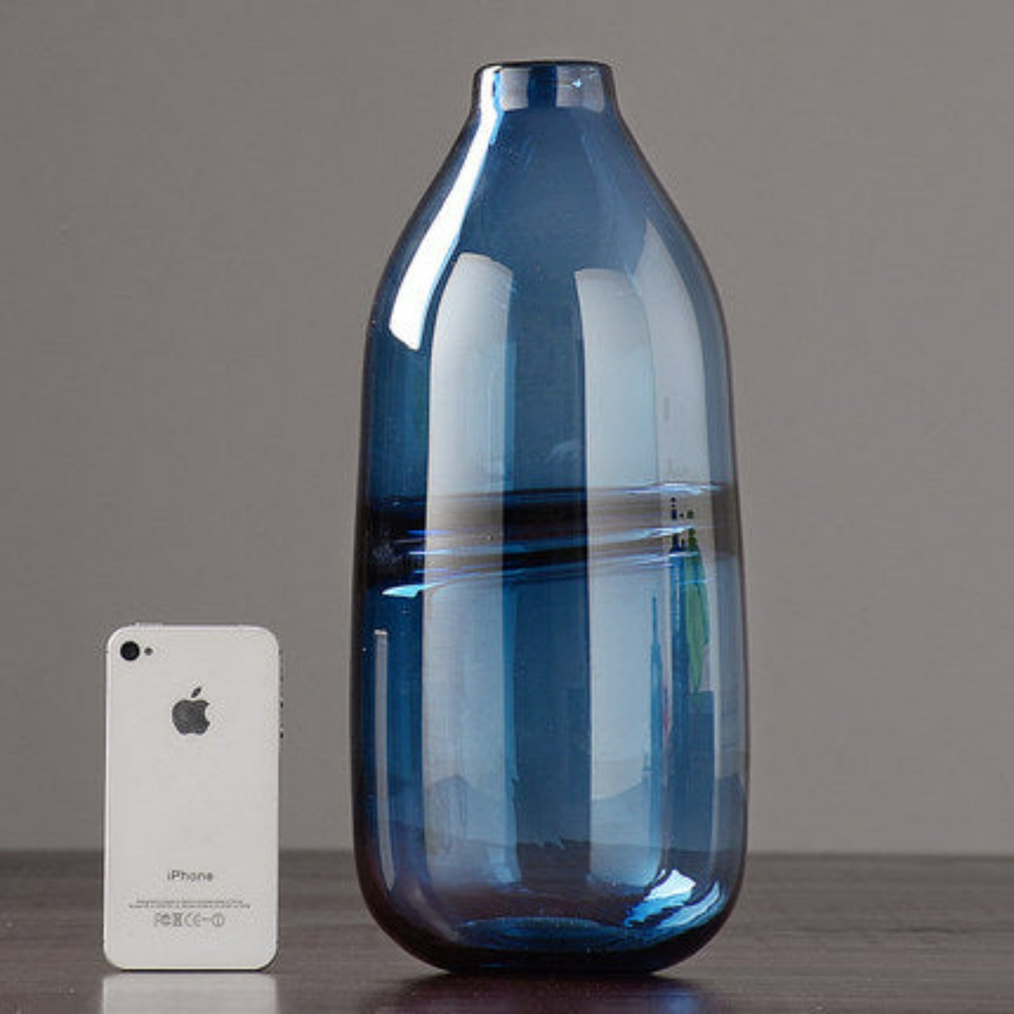 vase en verre bleu