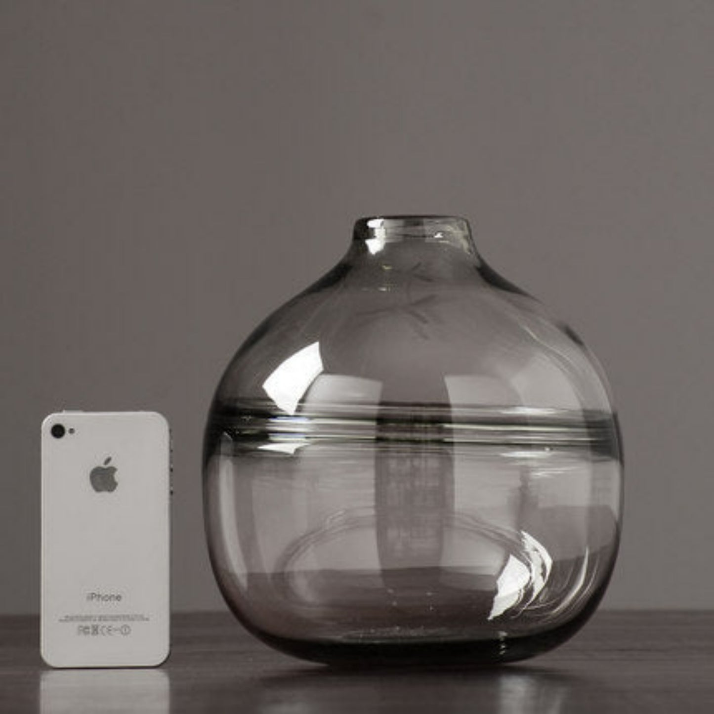 vase en verre gris