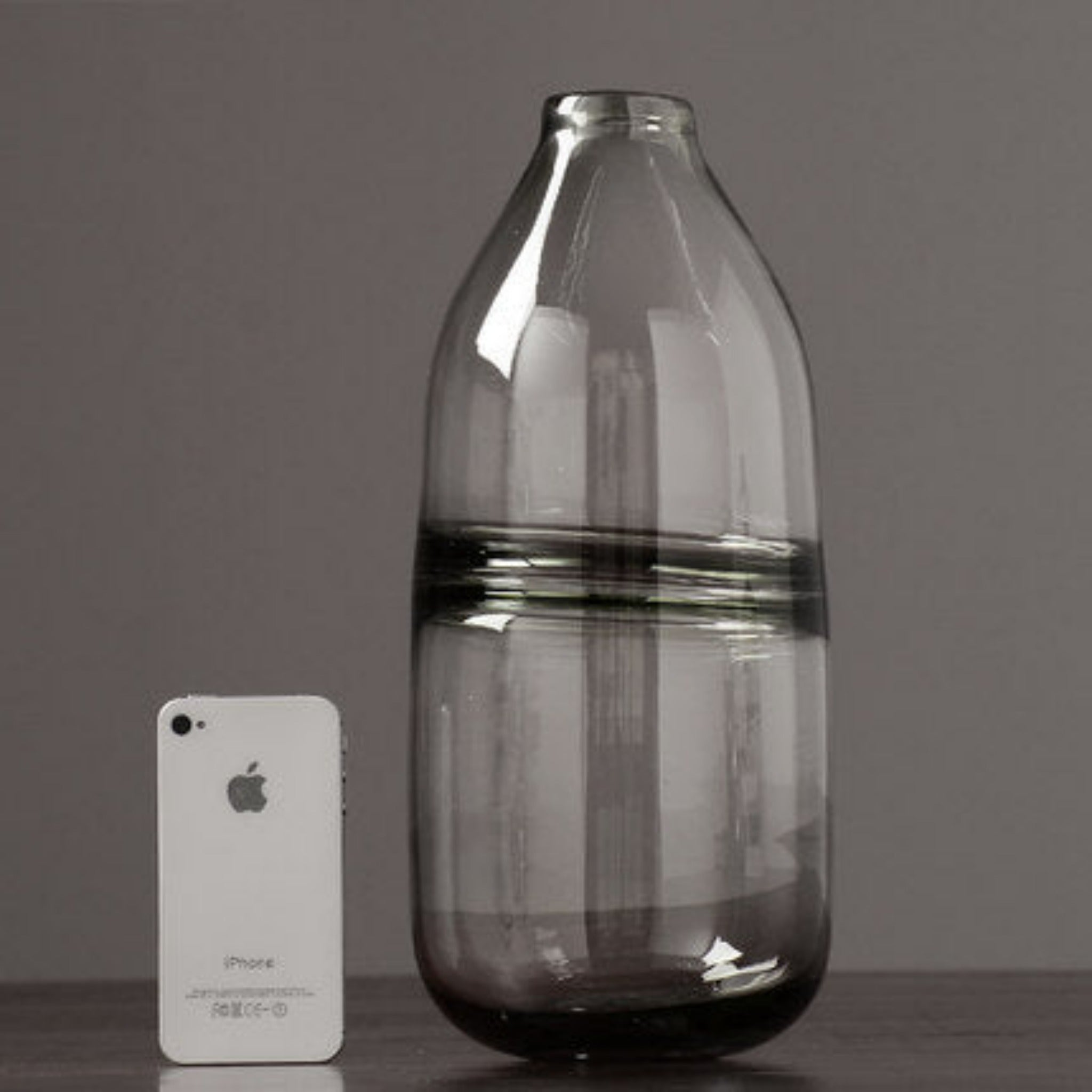 vase en verre gris