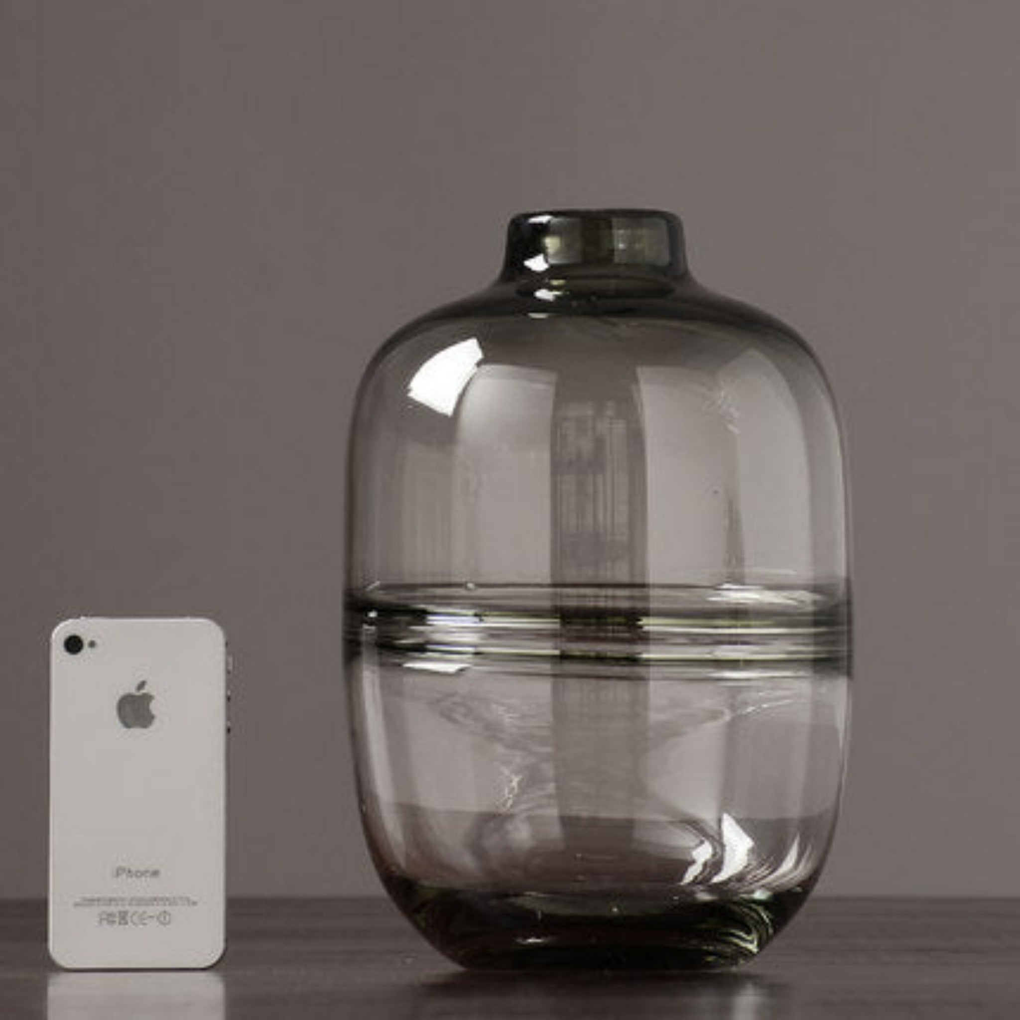 vase en verre gris