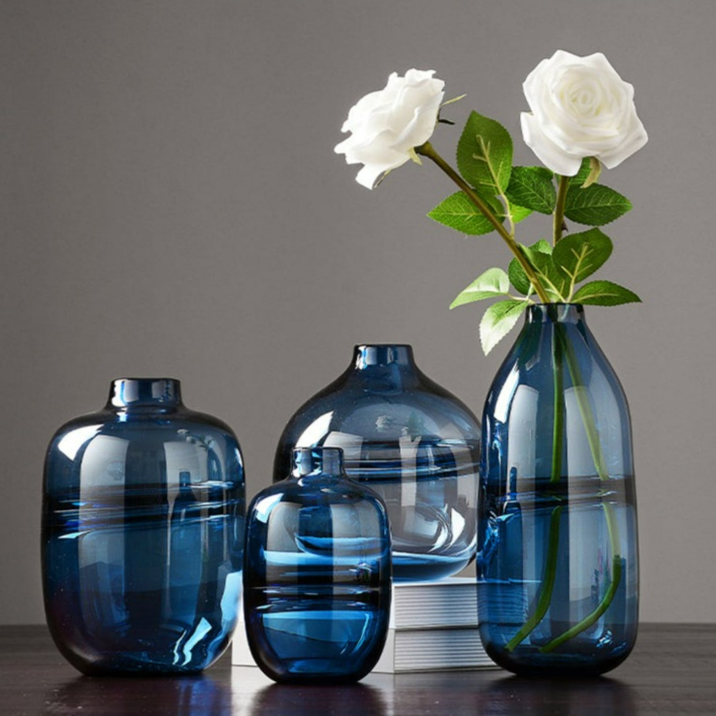 vase en verre bleu
