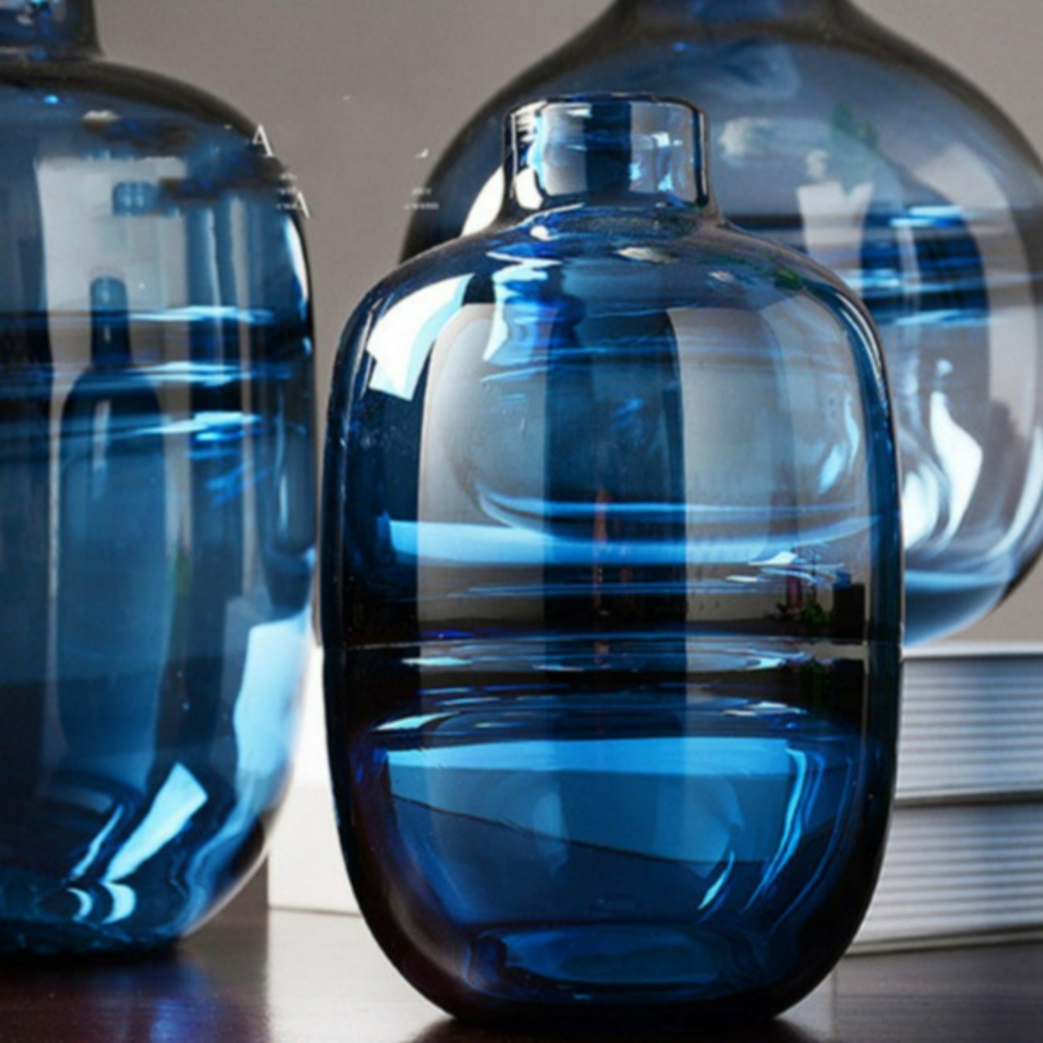 vase en verre bleu