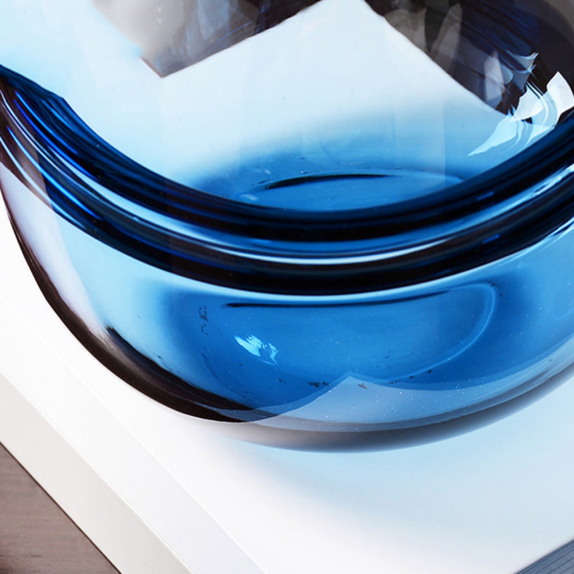 detail vase en verre bleu