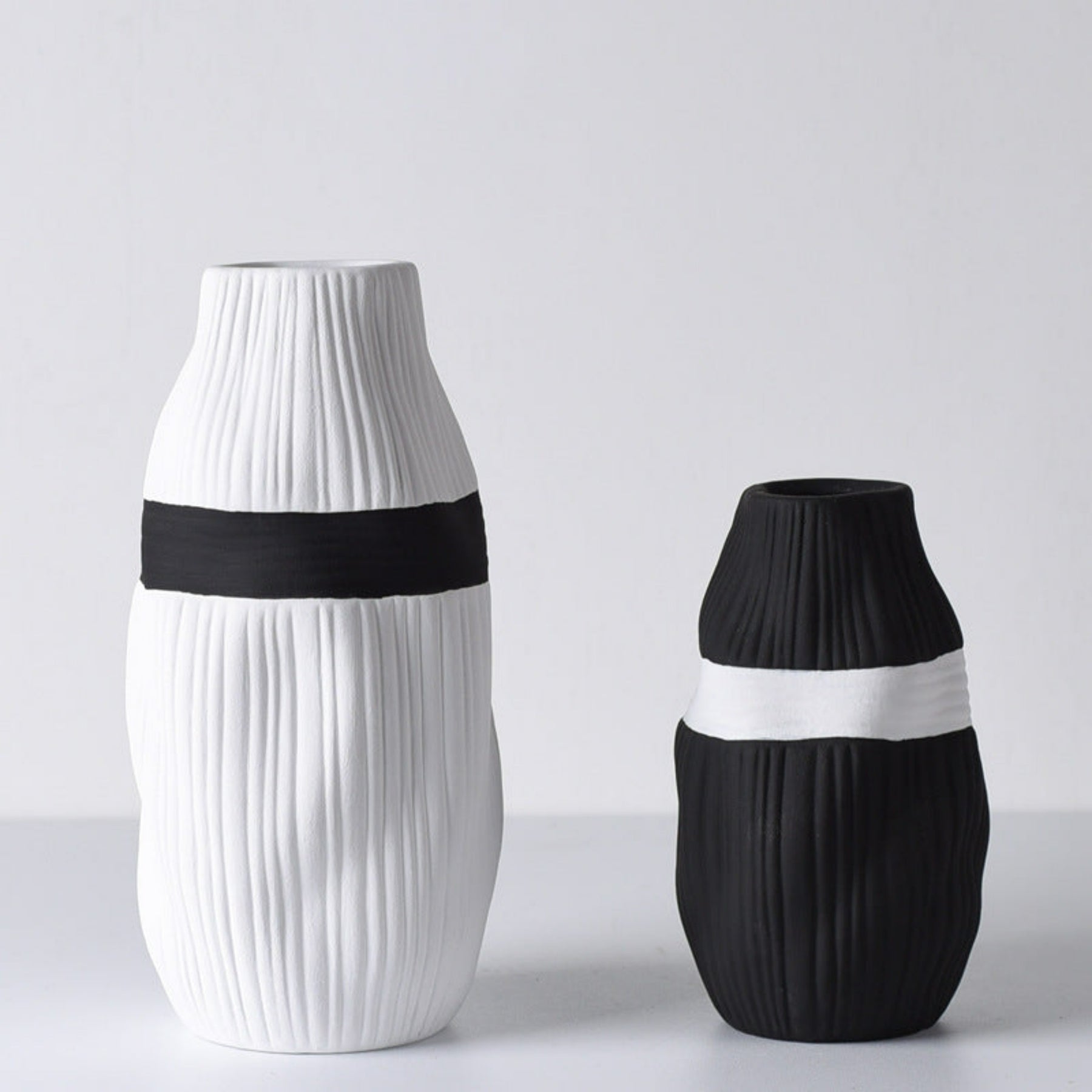 Vase en céramique noir et blanc