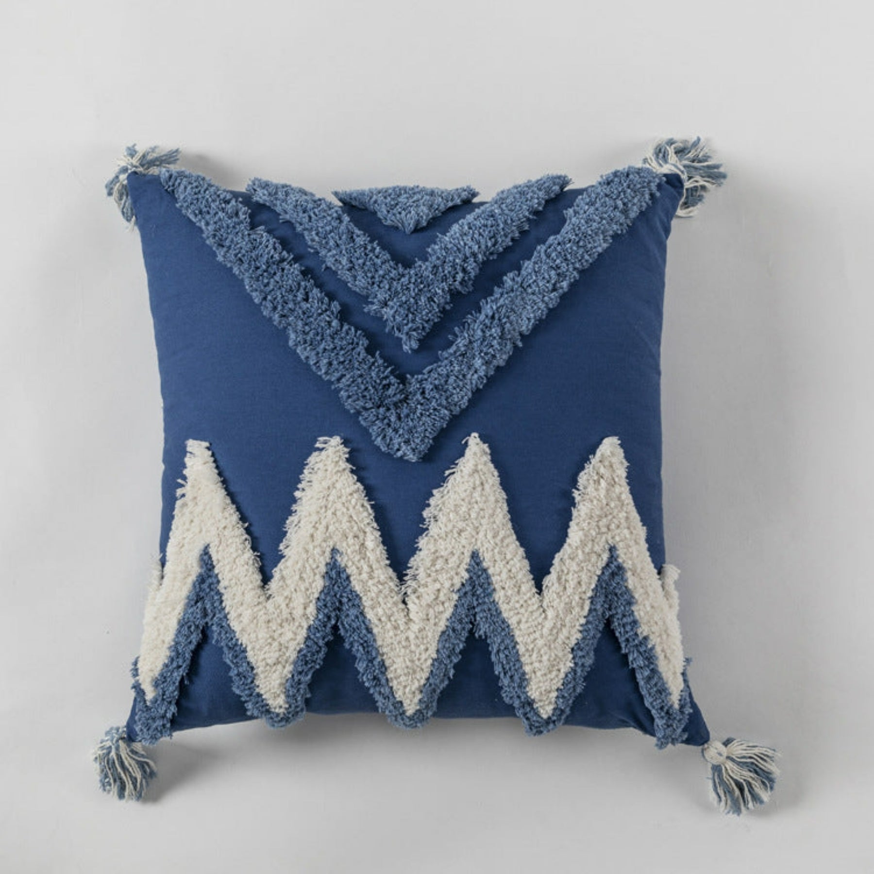 coussin bleu avec du blanc