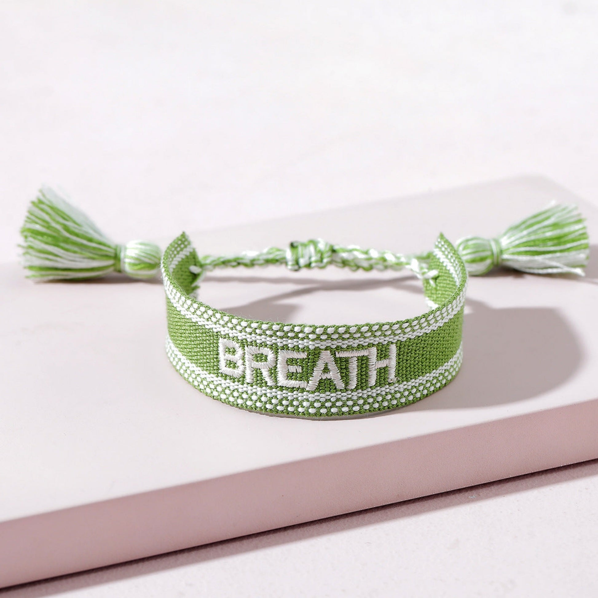 bracelet en tissu a message vert breath