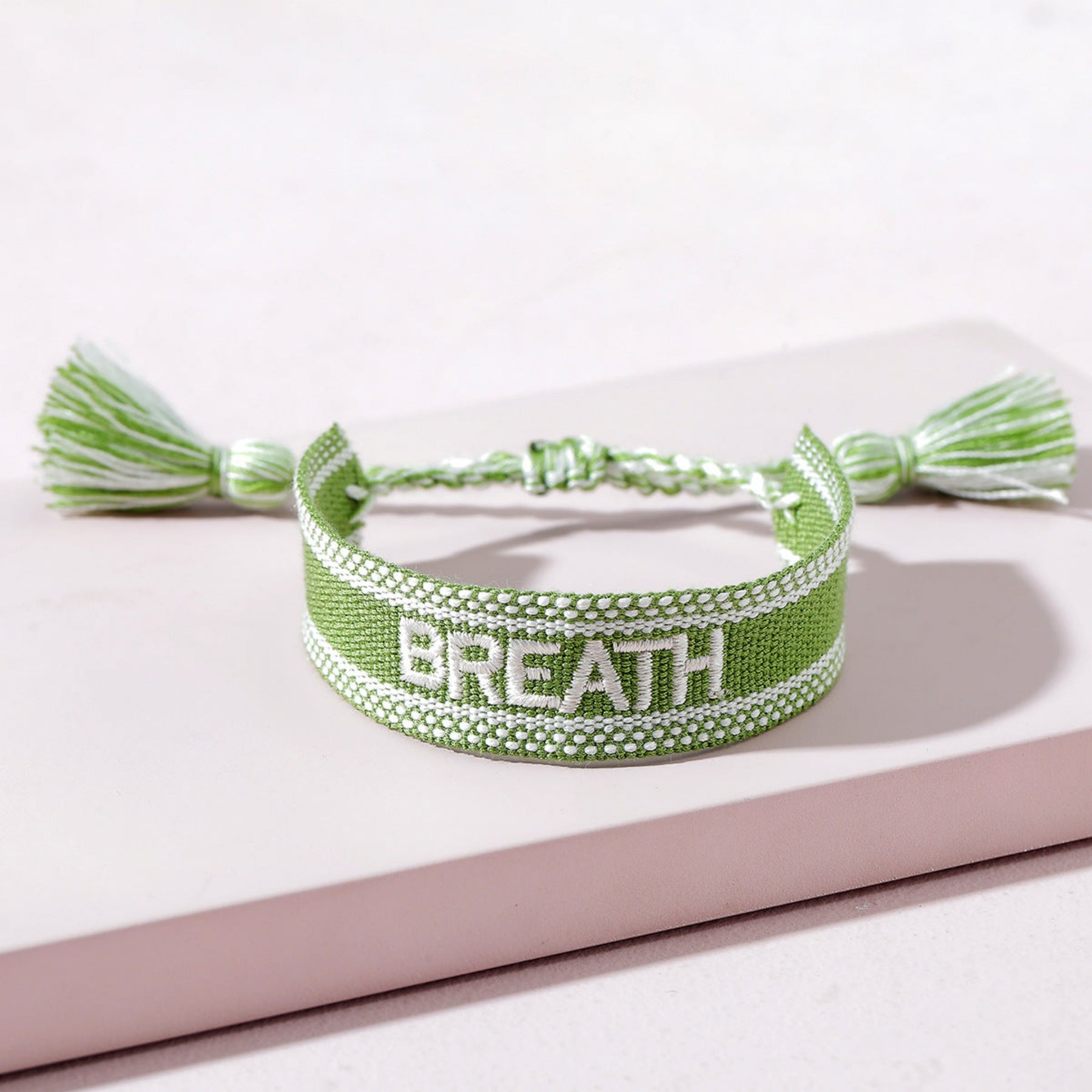 bracelet en tissu a message vert breath