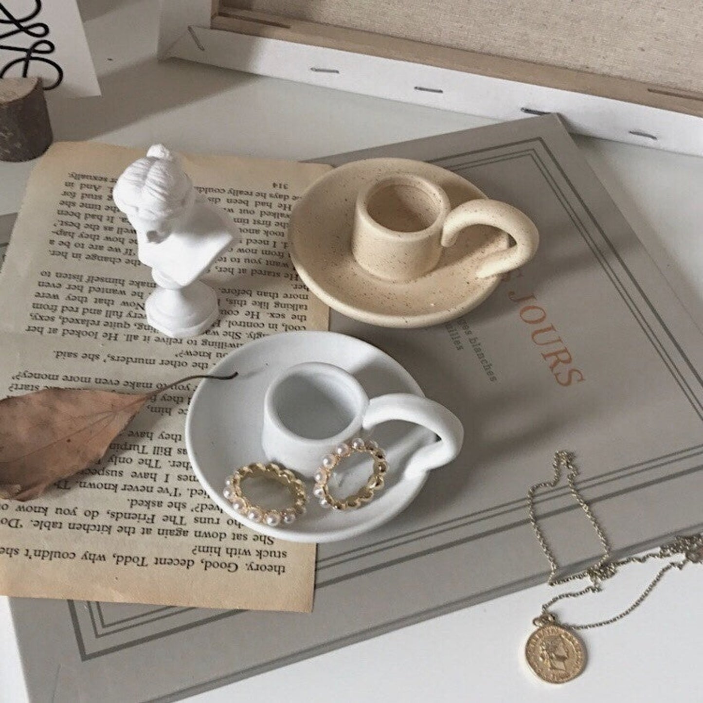 chandelier coquetier blanc et beige