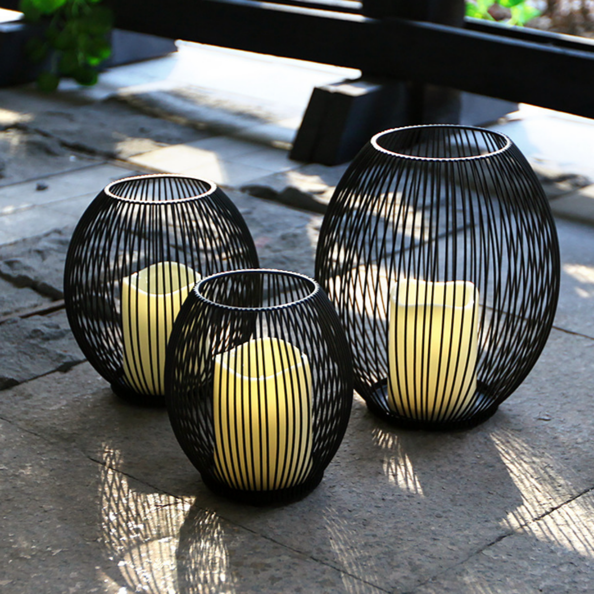 lanterne metal noir sur terrasse