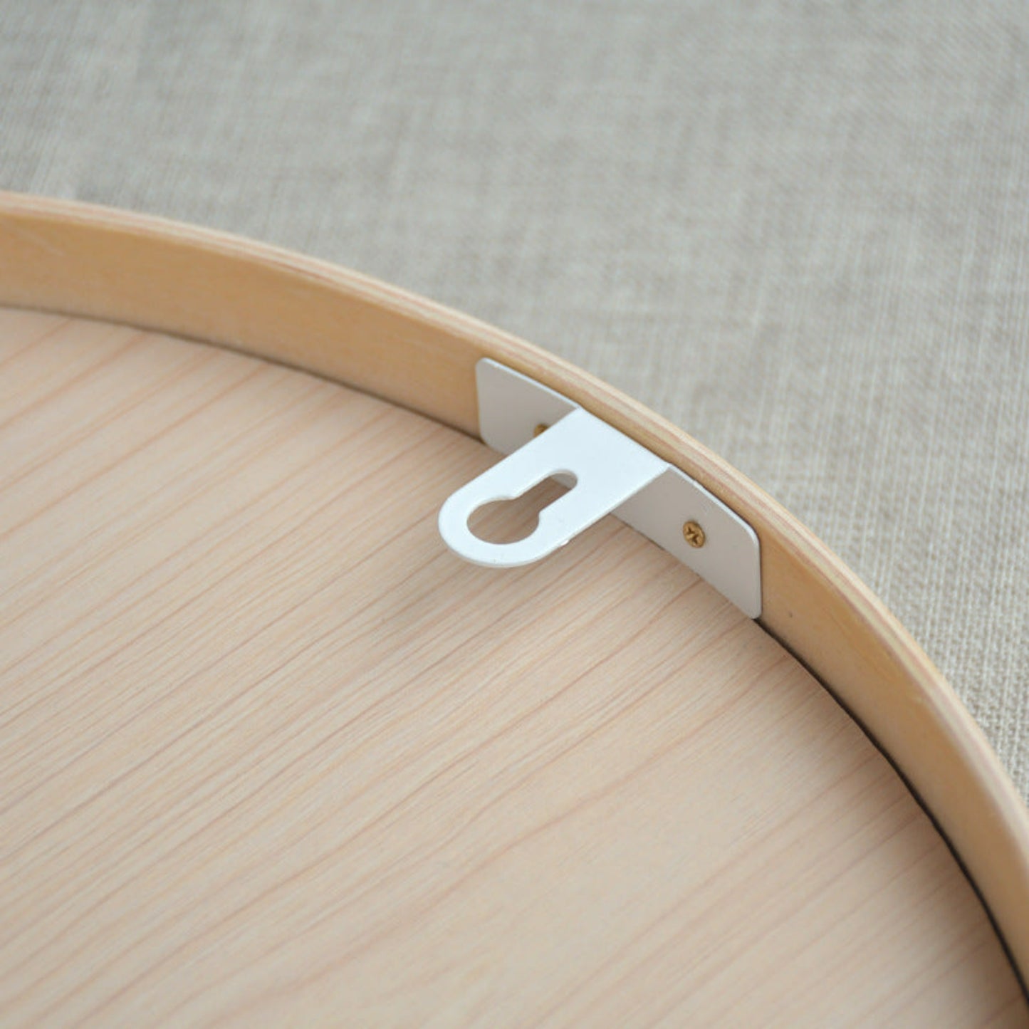 détail accroche miroir