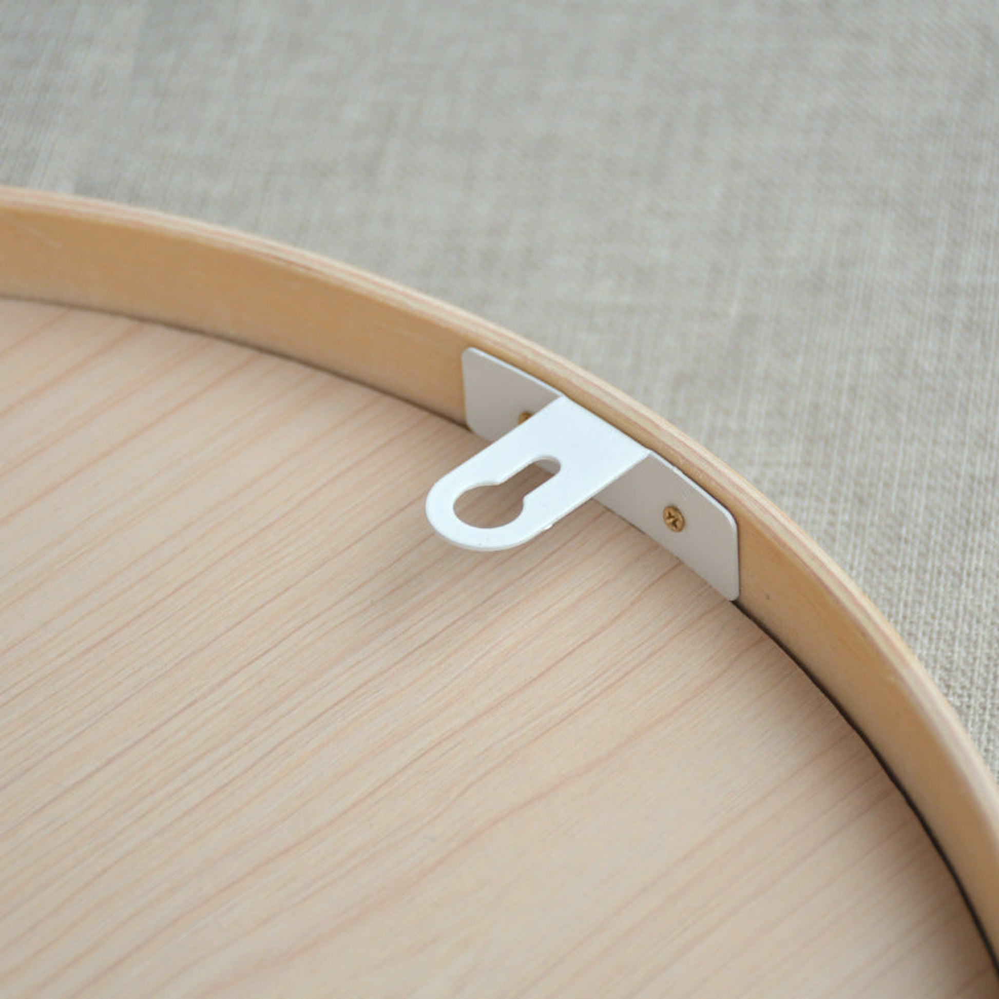 détail accroche miroir