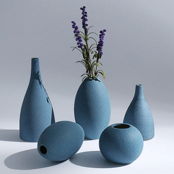 Vase en céramique bleu profond